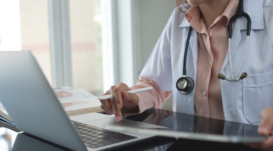 Telemedicine, Missouri healthcare, doctor with laptop, licensing, ARPNs, Cicero Institute