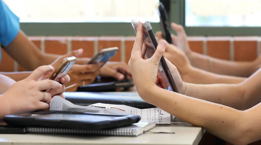 Cell phones in classroom, cell phone bans, Missouri SB 68, omnibus bills