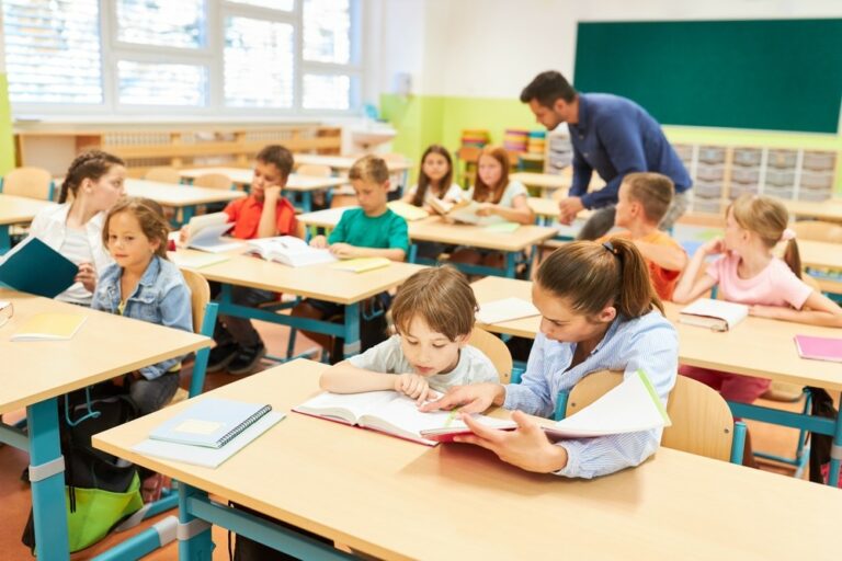 Students reading in classroom, three-cueing reading, reading education, phonics instruction, SB 68 Missouri