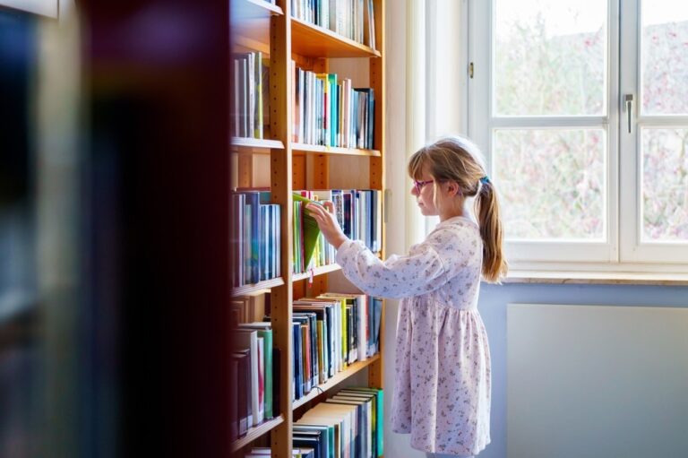 Child reading, early literacy reform, three cueing, phonics instruction