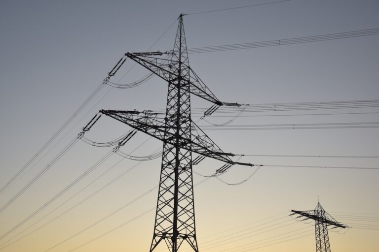 Power lines, electricity grid, private electricity grid, CRE